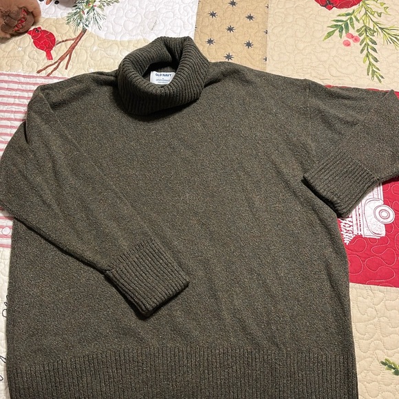 Old Navy Classic olive green turtleneck sweater - Picture 1 of 4